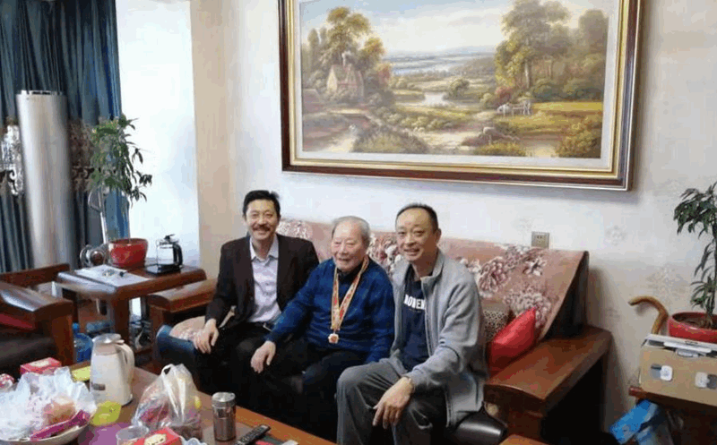 慰問公司榮獲中共中央、國(guó)務(wù)院、中央軍委頒發(fā)的“慶祝中華人民共和國(guó)成立70周年”紀(jì)念章的老黨員、離休干部胡成金同志_副本_副本