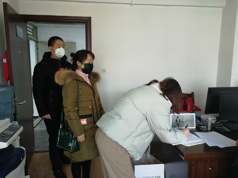 返崗職工有序排隊(duì)領(lǐng)取防疫物資_副本