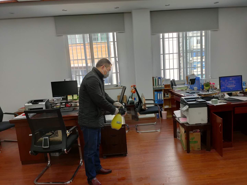 對(duì)辦公室進(jìn)行消毒_副本